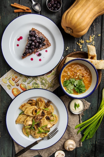 Zestaw talerzy z potrawami